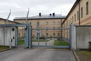 Entré till svensk kriminalvårdsanstalt bakom säkerhetsstängsel