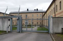 Entré till svensk kriminalvårdsanstalt bakom säkerhetsstängsel