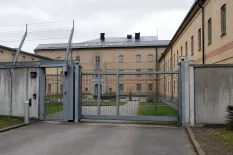 Entré till svensk kriminalvårdsanstalt bakom säkerhetsstängsel