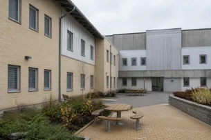Korridor på svensk kvinnoanstalt i dagsljus