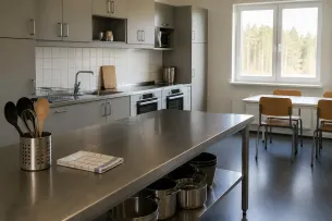 Matsal med brickor i svensk kriminalvårdsanstalt