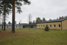 Öppen anstaltsmiljö med låga byggnader utan mur