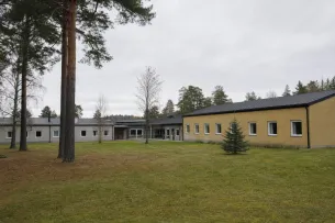 Öppen anstaltsmiljö med låga byggnader utan mur