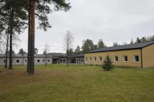 Öppen anstaltsmiljö med låga byggnader utan mur