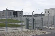 Säkerhetsgrind och kameror vid svensk anstalt