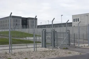 Säkerhetsgrind och kameror vid svensk anstalt