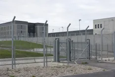 Säkerhetsgrind och kameror vid svensk anstalt