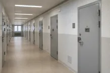 Fasad på svensk kriminalvårdsanstalt bakom stängsel