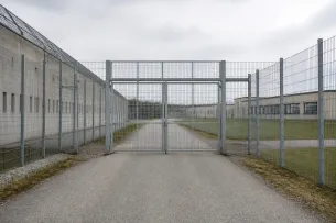 Högt stängsel med taggtråd vid svensk anstalt