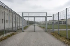 Högt stängsel med taggtråd vid svensk anstalt