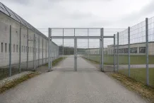 Högt stängsel med taggtråd vid svensk anstalt