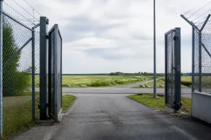 Öppnad anstaltsdörr mot ljus utsida