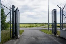 Öppnad anstaltsdörr mot ljus utsida