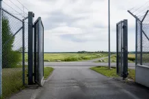 Öppnad anstaltsdörr mot ljus utsida
