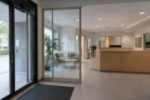 Frivårdskontor med skrivbord och dokument