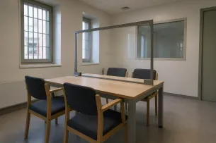 Besöksrum i svenskt häkte med glasruta