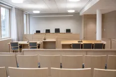 Svensk rättssal inför häktesförhandling
