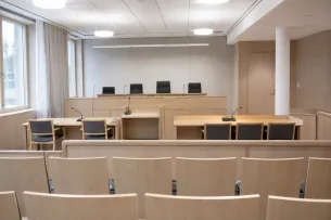 Svensk rättssal inför häktesförhandling