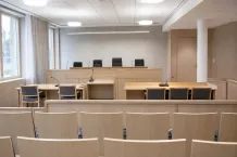 Svensk rättssal inför häktesförhandling