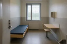 Bostadsrum i svenskt häkte med enkel inredning