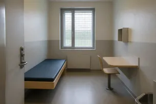 Bostadsrum i svenskt häkte med enkel inredning