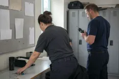 Illustration av kollegor som förbereder ett arbetspass i institutionsmiljö.