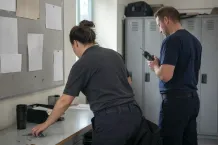 Illustration av kollegor som förbereder ett arbetspass i institutionsmiljö.